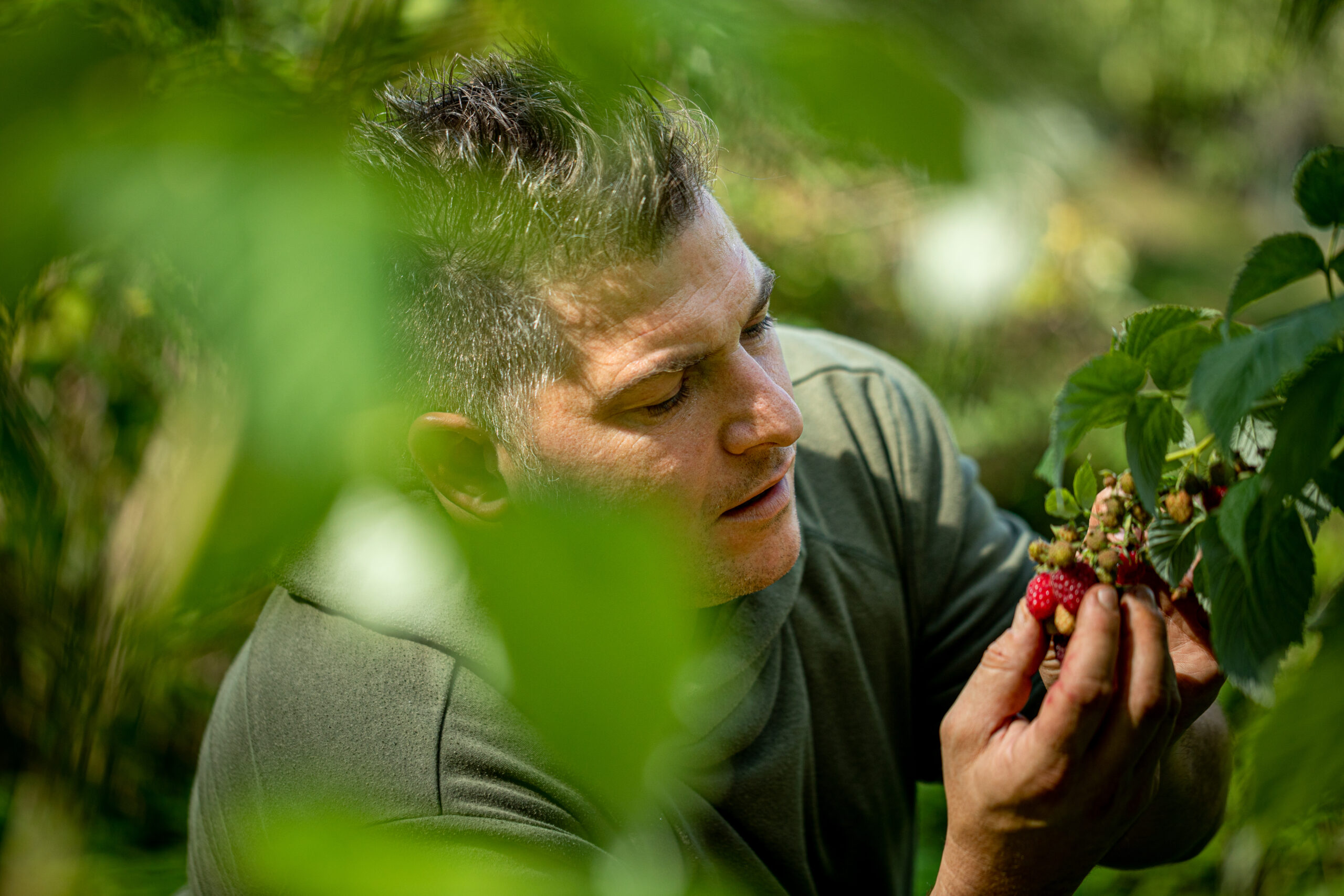 Chef Jérôme Jaegle dans son potager